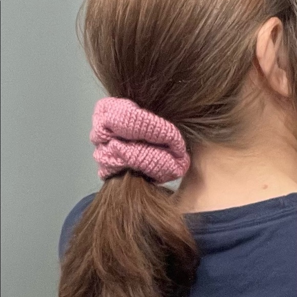 Pink knit scrunchie - Picture 4 of 5